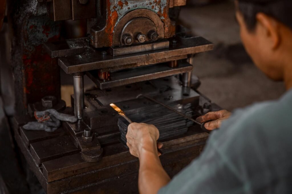 Potensi industri kreatif berbasis kearifan lokal: inovasi budaya, kerajinan, dan digital yang mengangkat warisan daerah