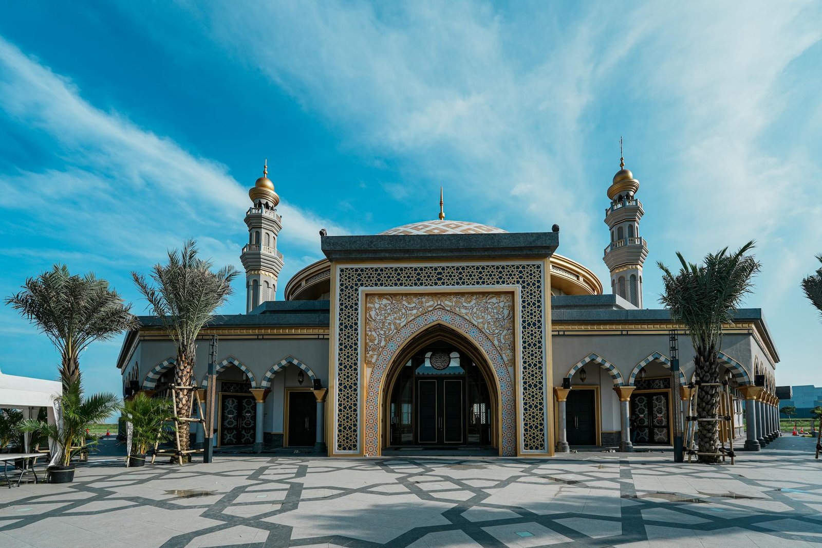 Pemandangan Masjid Sumenep dengan latar bukit menonjol, menampilkan potensi wisata religi yang kental di Pulau Madura