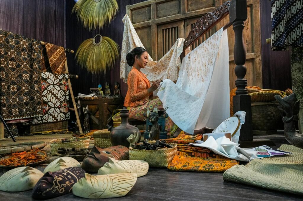 Potensi industri kreatif berbasis kearifan lokal menampilkan seni, kerajinan, dan inovasi tradisional Indonesia