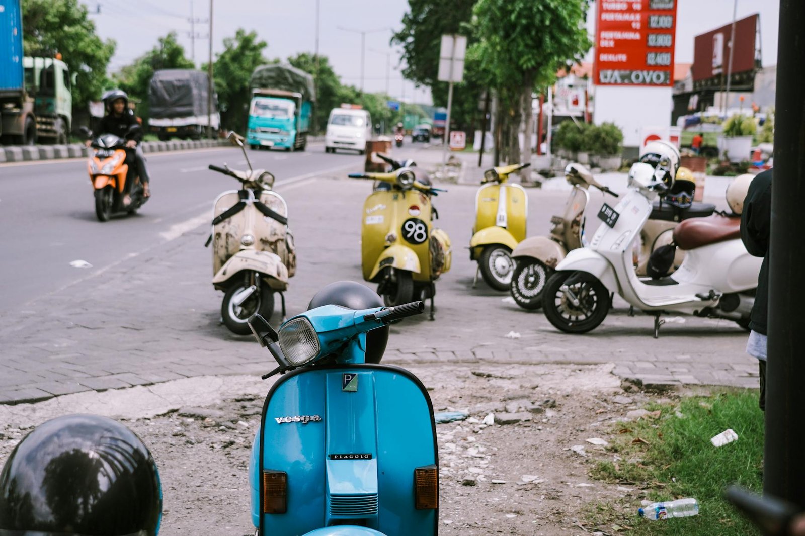 Ilustrasi pertumbuhan ekonomi sektor transportasi di Madura dengan grafik peningkatan volume barang dan penumpang