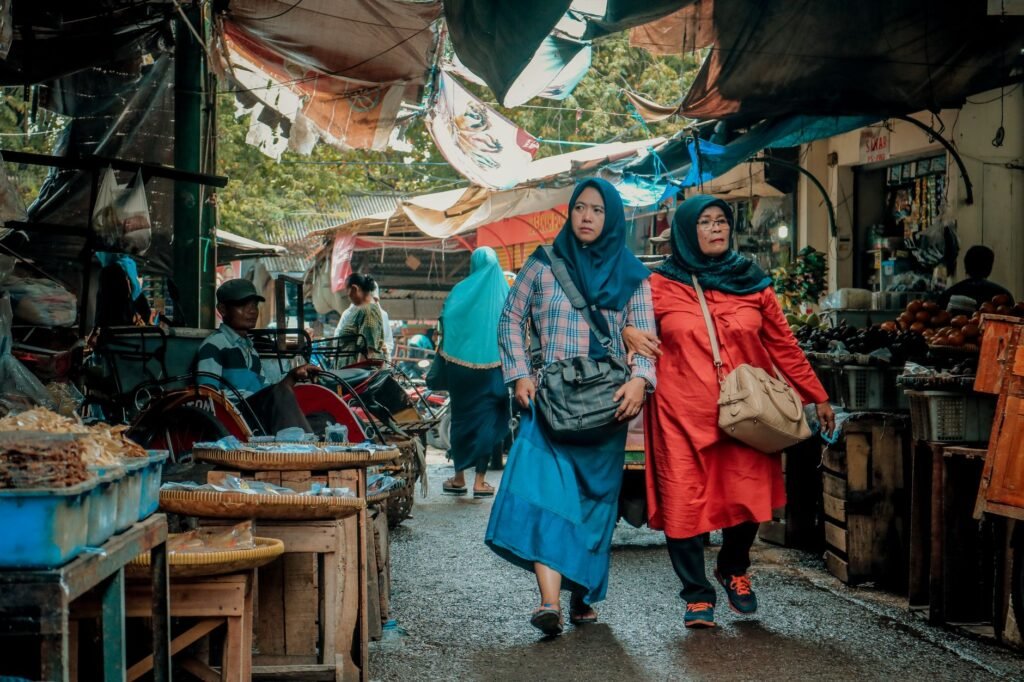 Inovasi Produk Tradisional Khas Masyarakat Madura: Menggali Kreasi Modern dari Warisan Budaya Nusantara Grafik potensi pasar nasional produk khas Madura, menunjukkan pertumbuhan penjualan dan minat konsumen di seluruh Indonesia