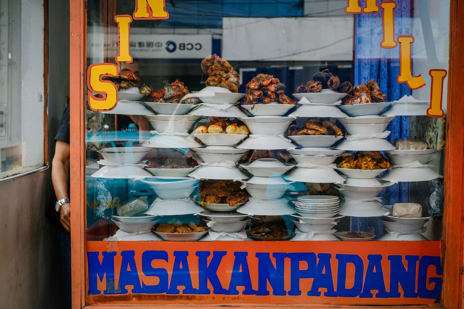 Grafik analisis daya saing ekonomi daerah Madura menunjukkan pertumbuhan sektor utama dan potensi investasi.