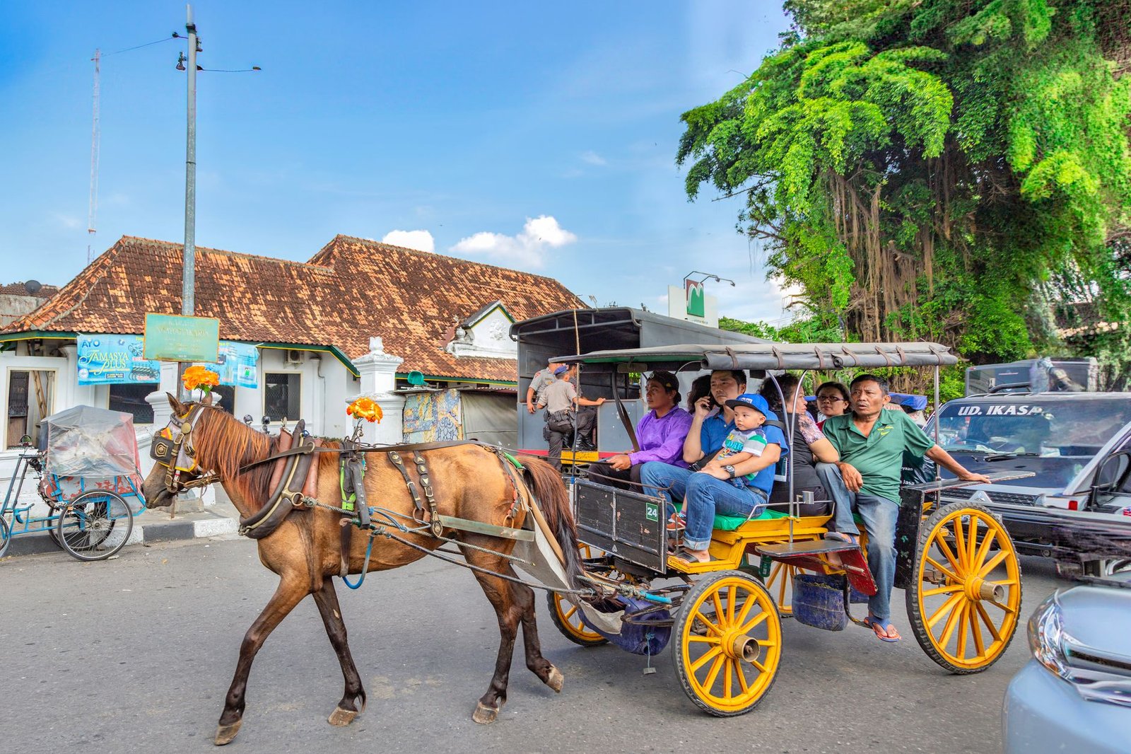Peta menunjukkan potensi ekonomi sektor transportasi di Pulau Madura dengan jalur pelabuhan, jalan raya, dan rute feri.