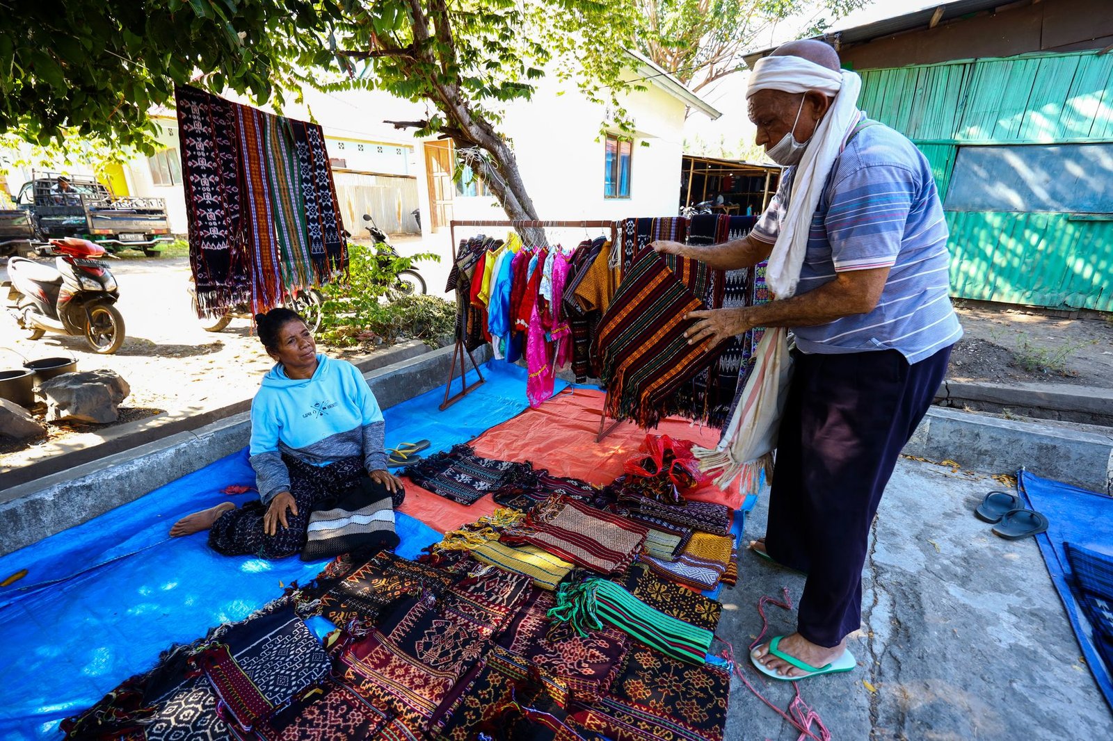 Potensi ekonomi Madura lewat kerajinan tangan tradisional: anyaman, batik, ukiran yang tingkatkan kesejahteraan lokal.