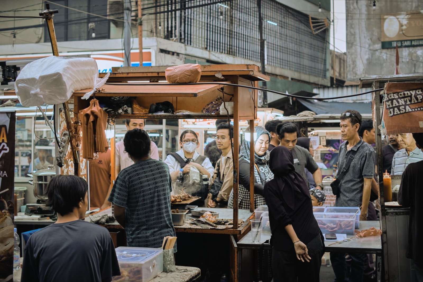 Grafik menampilkan kekuatan jaringan sosial yang mempercepat pertumbuhan bisnis di Madura melalui kolaborasi lokal