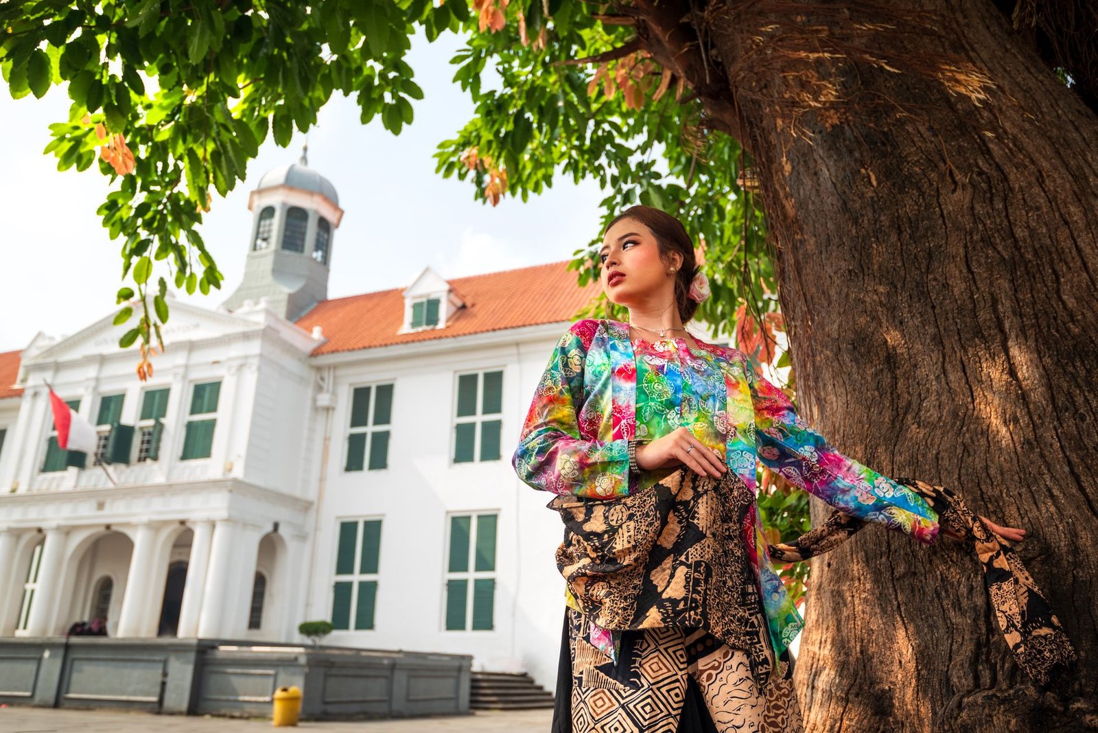 Pengusaha Madura menggabungkan motif tradisional dengan desain modern untuk memperkuat identitas budaya dalam bisnis.