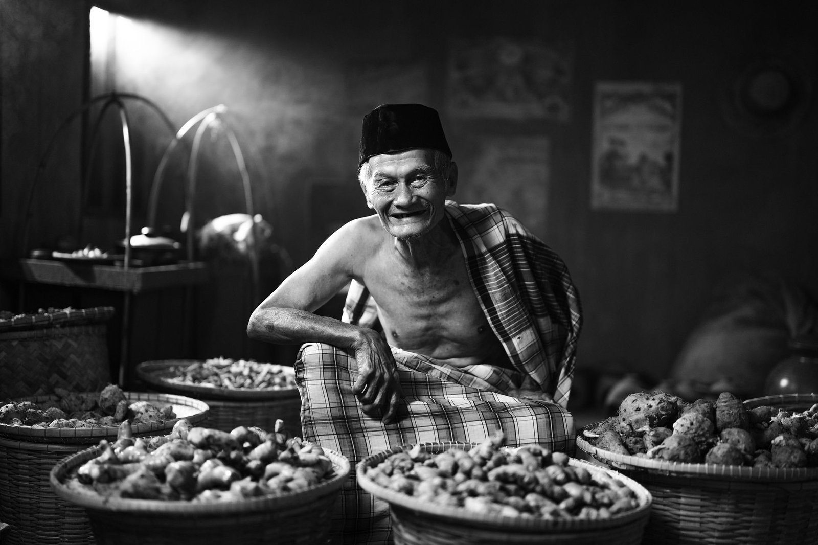 Tokoh lokal Madura berperan menggerakkan usaha UMKM, meningkatkan perdagangan, dan memajukan ekonomi daerah.