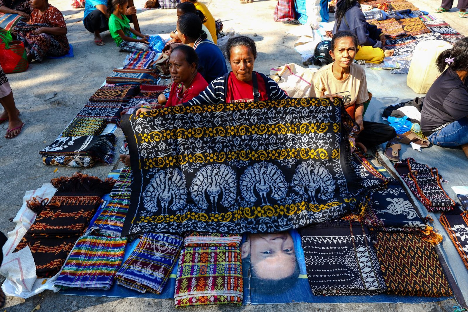 Seni tradisional Madura mendukung ekonomi kreatif dengan kerajinan batik, musik, dan pertunjukan budaya yang memikat.