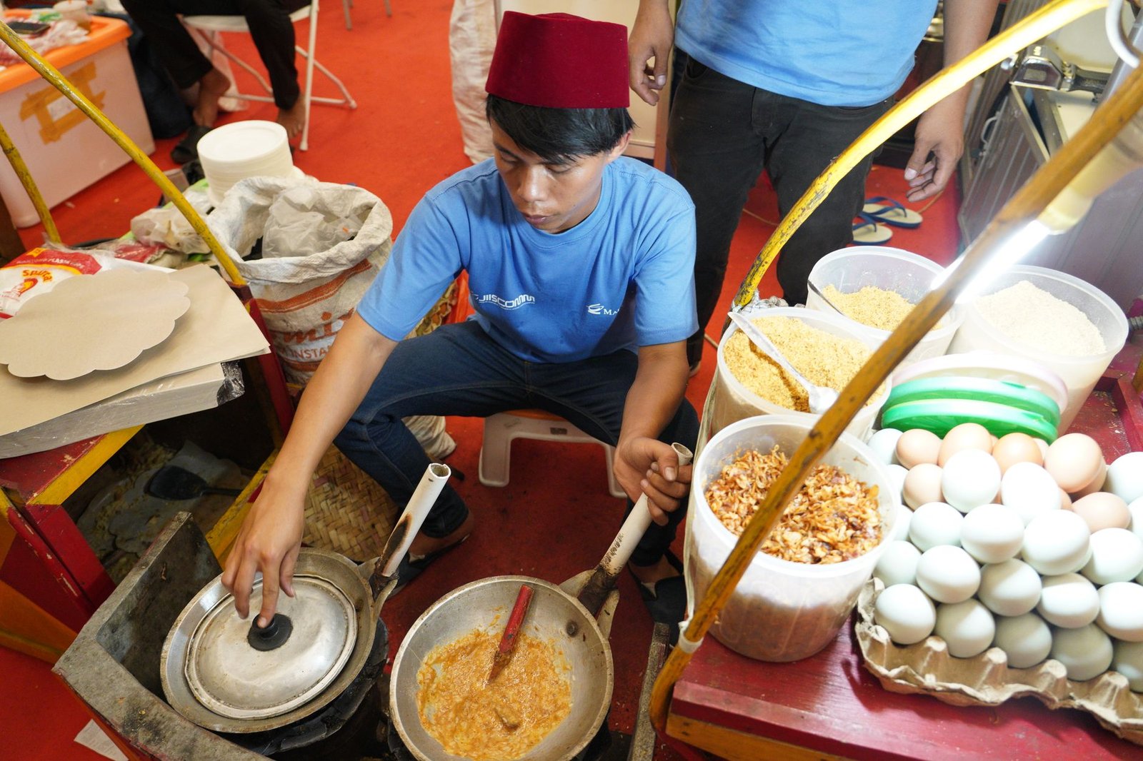 Ilustrasi pertumbuhan ekonomi sektor kuliner khas Madura dengan peningkatan penjualan makanan tradisional.