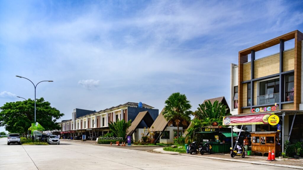Membongkar Potensi Investasi Sektor Ekonomi Madura: Peluang Emas untuk Pengusaha Indonesia Grafik menunjukkan potensi investasi tinggi di sektor ekonomi Madura, mencakup pertanian, pariwisata, dan energi terbarukan.