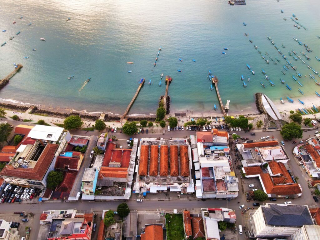 Grafik menunjukkan peluang investasi menggiat di sektor ekonomi Madura, termasuk pariwisata, pertanian, dan industri kreatif