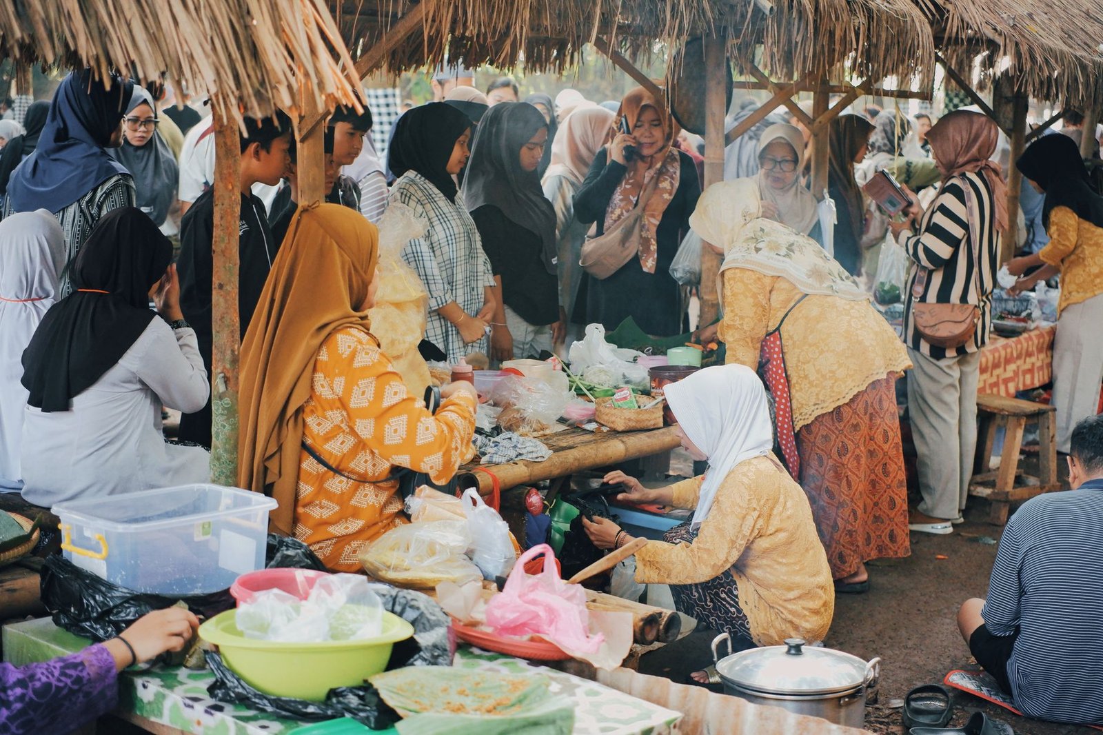 Ilustrasi penguatan ekonomi syariah yang terintegrasi dengan kearifan budaya Madura, menampilkan usaha lokal berkelanjutan.