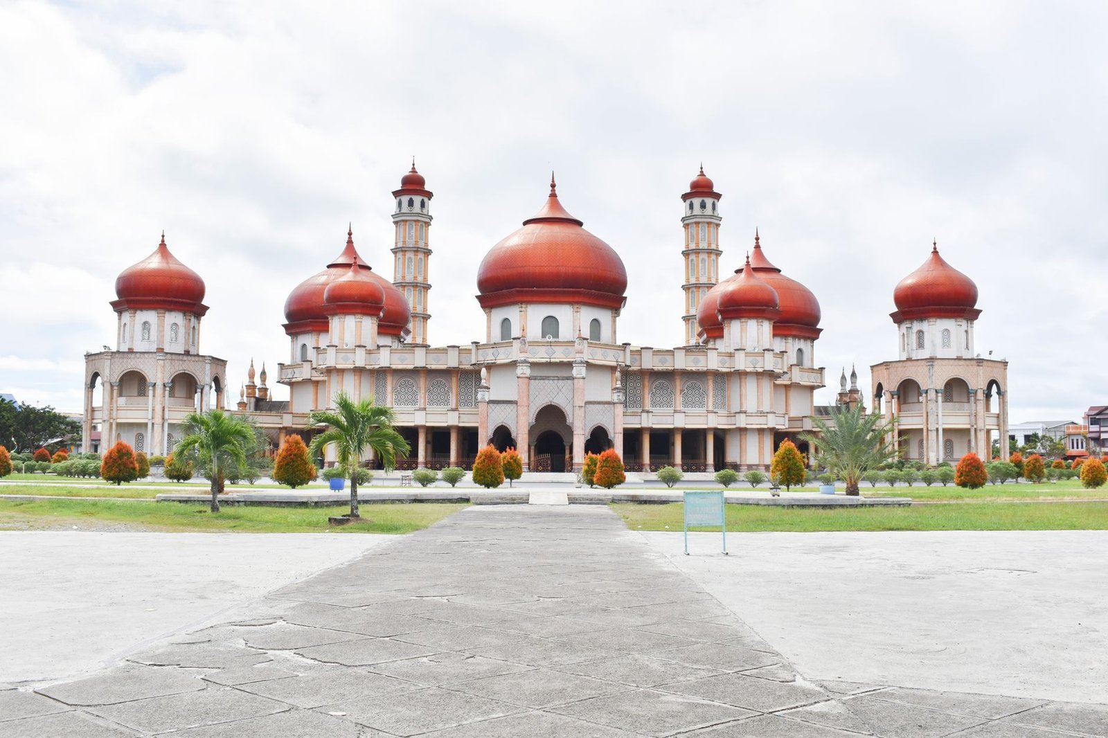 Keindahan Masjid Sunyaragi di Madura menampilkan potensi wisata religi dengan arsitektur tradisional dan atmosfer damai